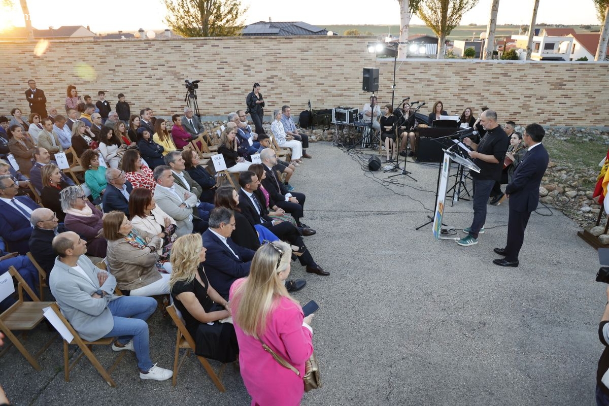 VÍDEO Y FOTOS | David de la Mano enciende las fiestas de Villamayor con un emotivo pregón inaugural