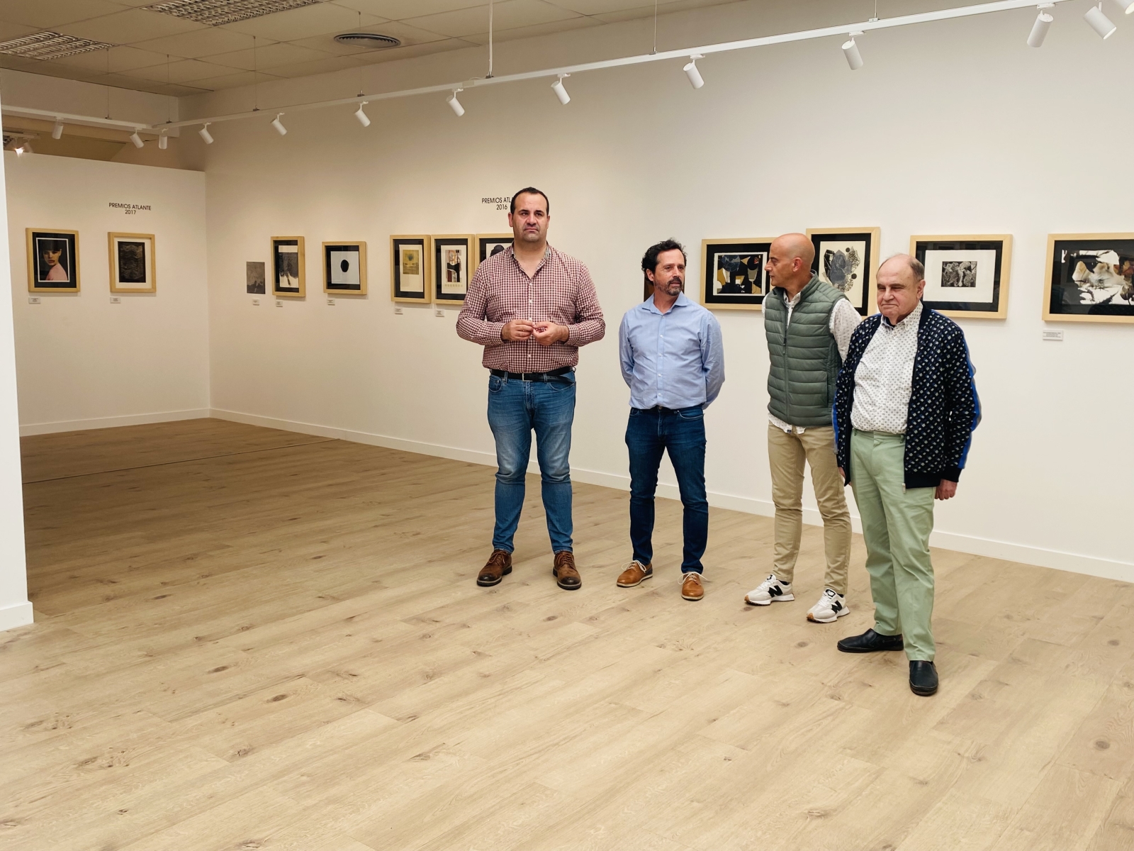 El alcalde de Santa Marta, David Mingo, acompañado del concejal de Turismo, Juan Carlos Bueno, el comisario de la exposición, José Fuentes, y el director del Museo, Antonio Navarro