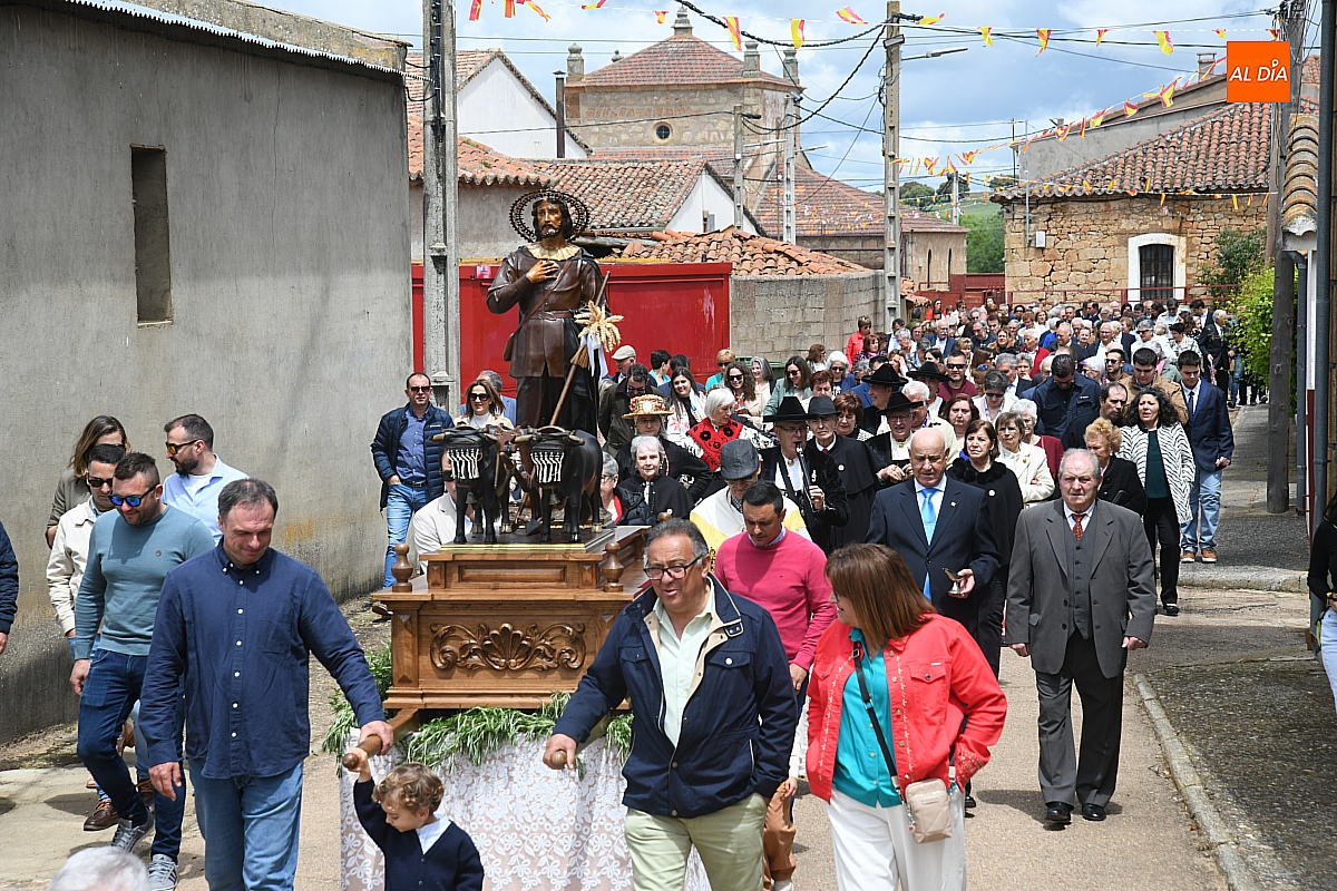 Cabrillas celebra a San Isidro Labrador con una multitudinaria procesión bajo un sol radiante 