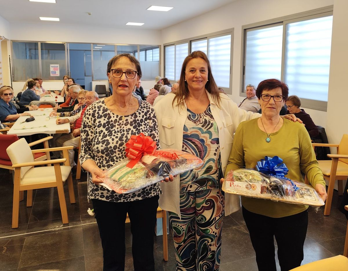 Un centenar de mayores disfruta de una sesión de bingo en Santa Marta de Tormes
