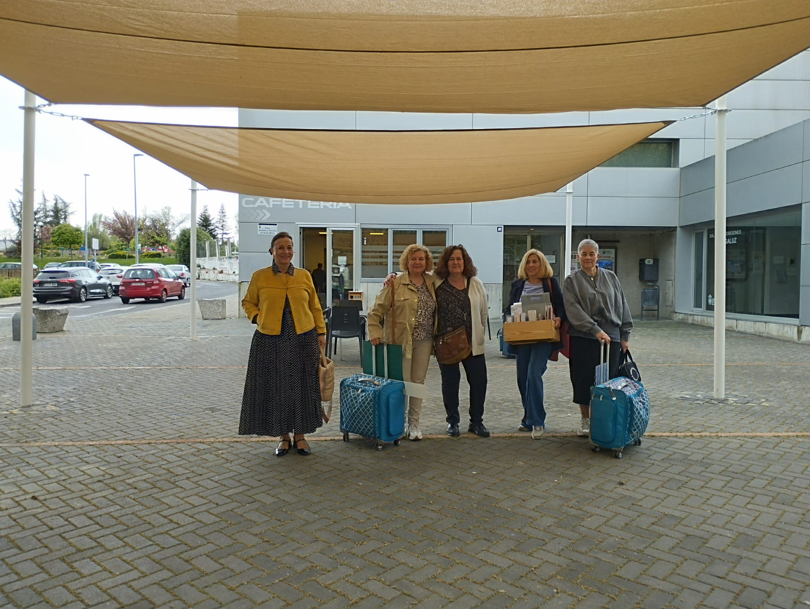 Santa Marta instala un toldo en la plaza de los Abuelos y Abuelas para proteger a los mayores del sol