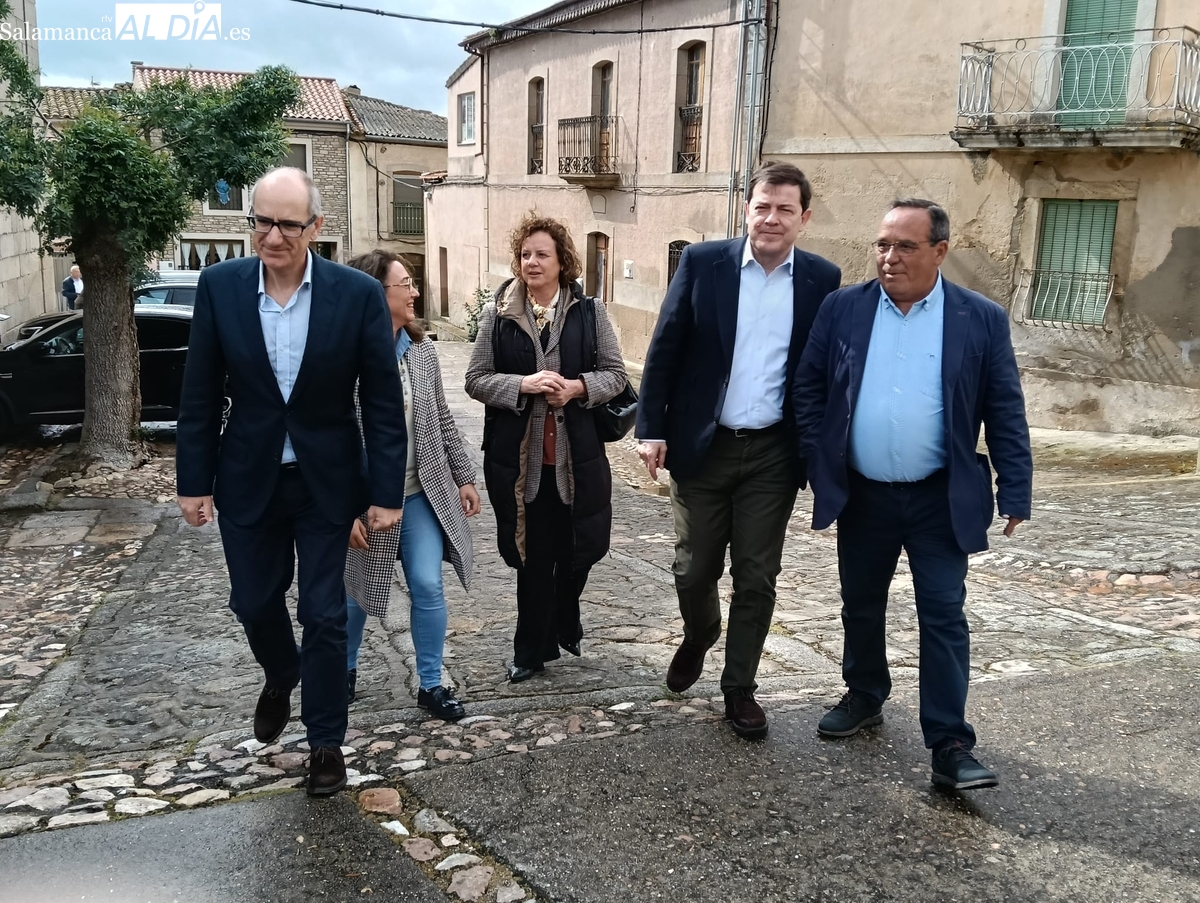 Mañueco inaugura en Hinojosa la Feria del Queso, y avanza 15.000 euros de ayuda mínima para emprendedores en la Raya