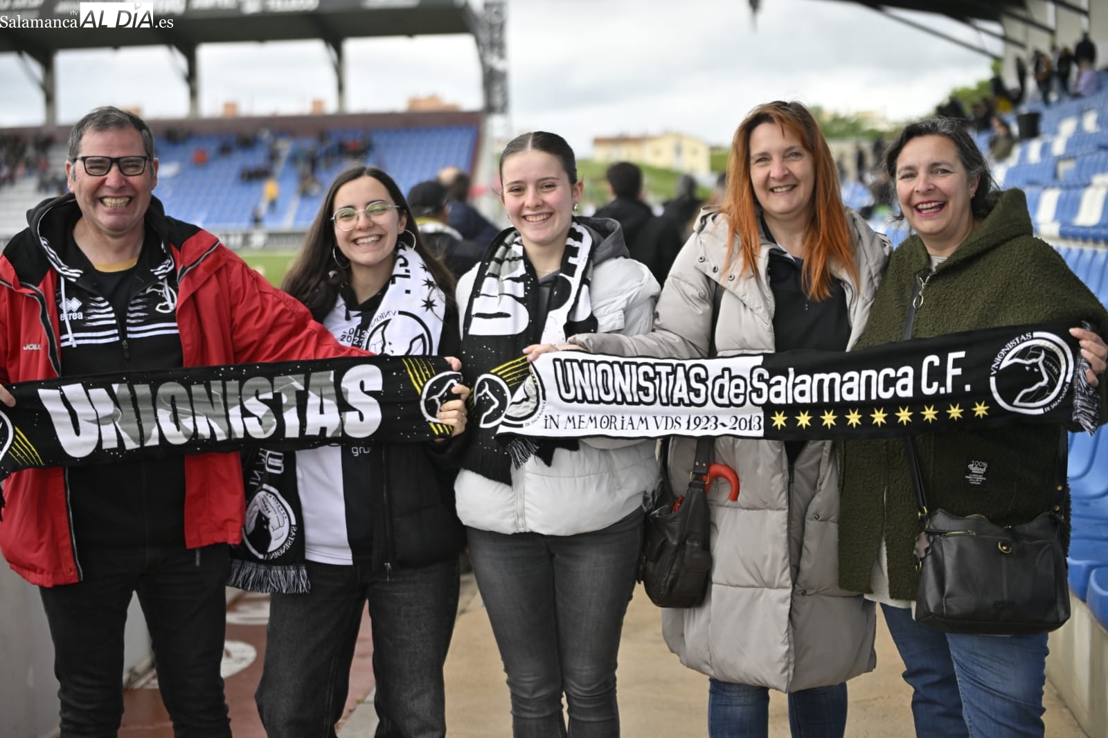 La afición de Unionistas madruga para animar a su equipo en la lucha por la salvación (FOTOS)