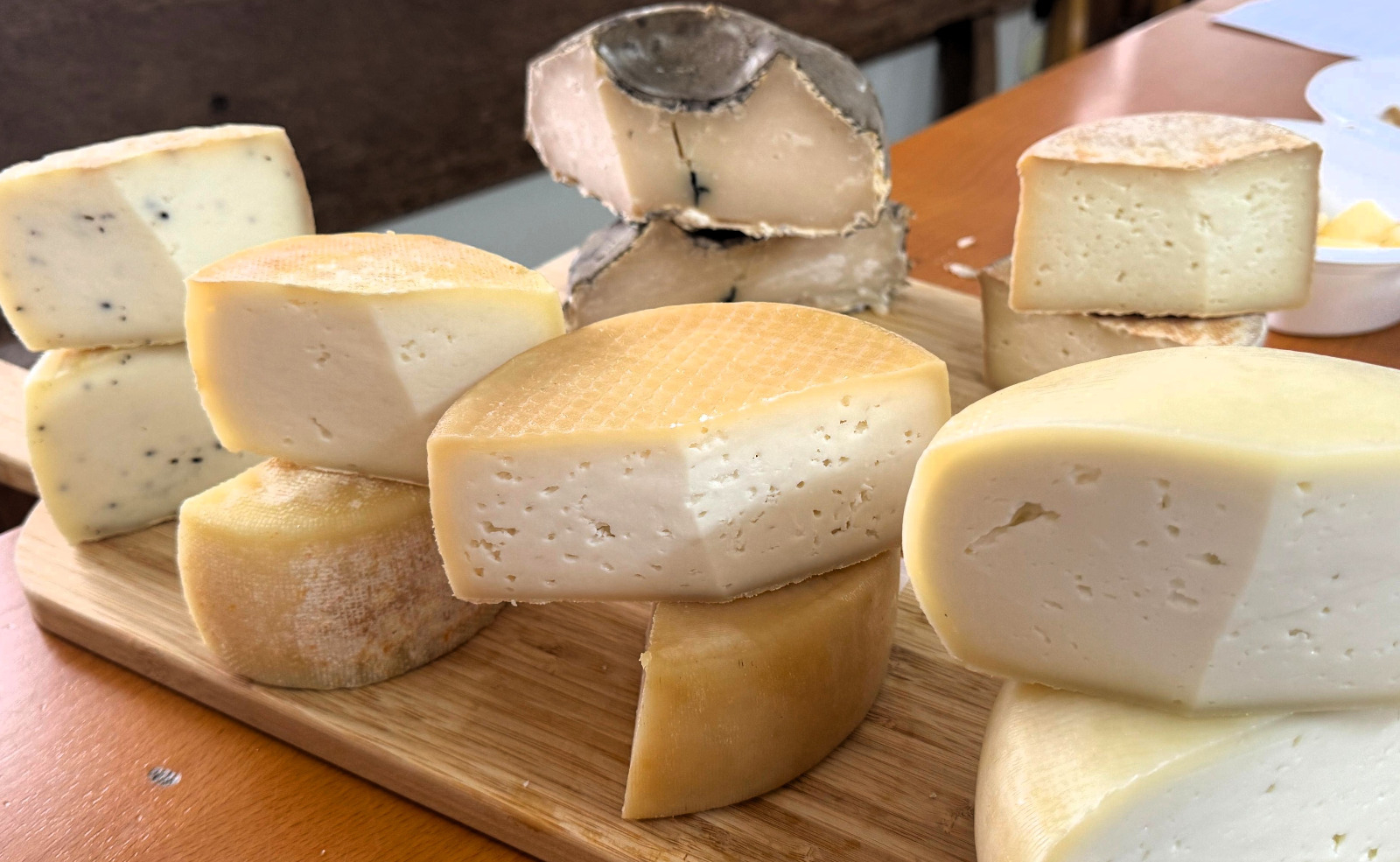 La excelencia quesera se premia en Hinojosa: desvelados los ganadores del I Concurso de Quesos Artesanos