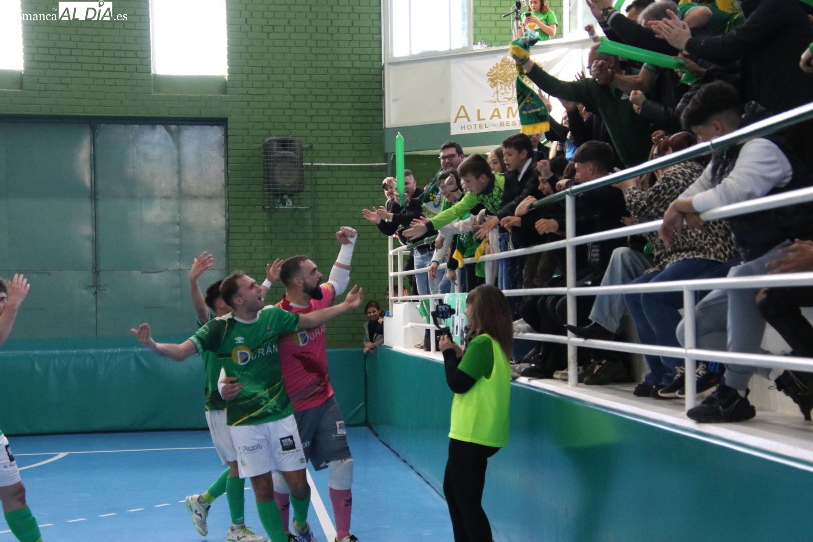 FOTOS | El Piensos Durán Albense saca oro en la ida del playoff tras ganar al Stellae Pontevedra (3-2)