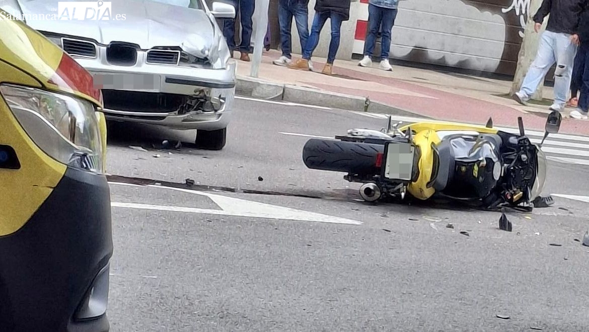 Dos motoristas trasladados al Hospital de Salamanca tras una colisión en la avenida de Alfonso IX
