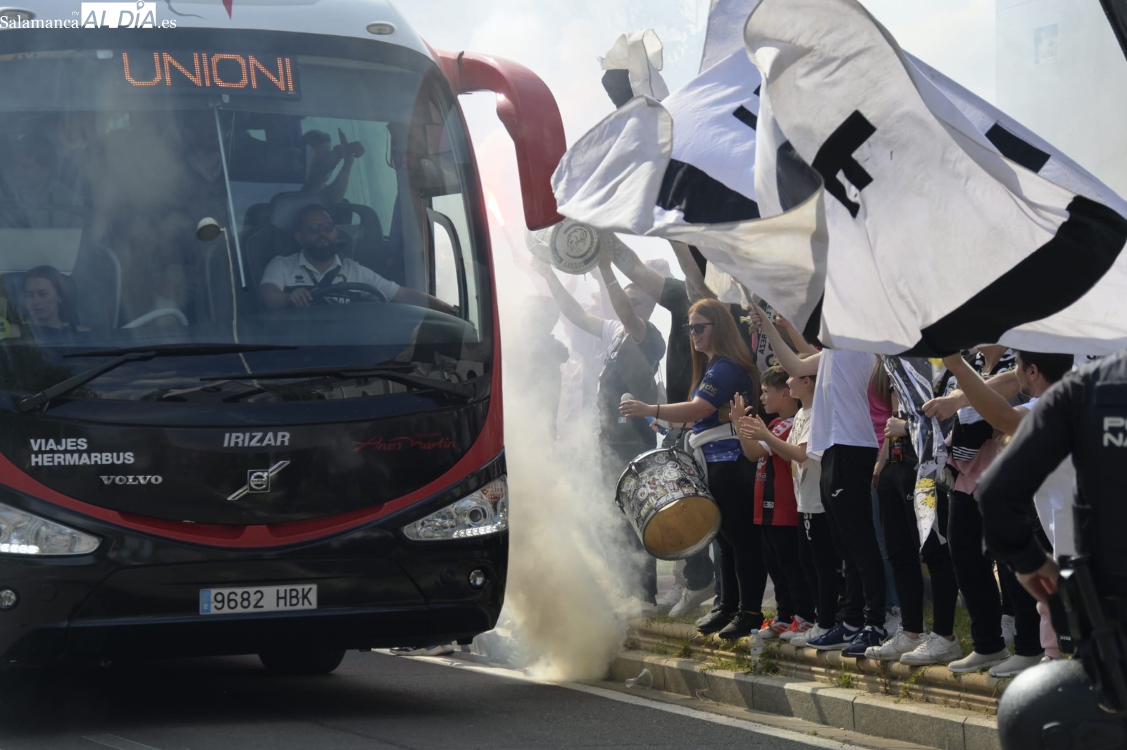 ¡Locura en el recibimiento al bus de Unionistas y ambientazo en el Reina Sofía para lograr la salvación en la penúltima jornada! (FOTOS)