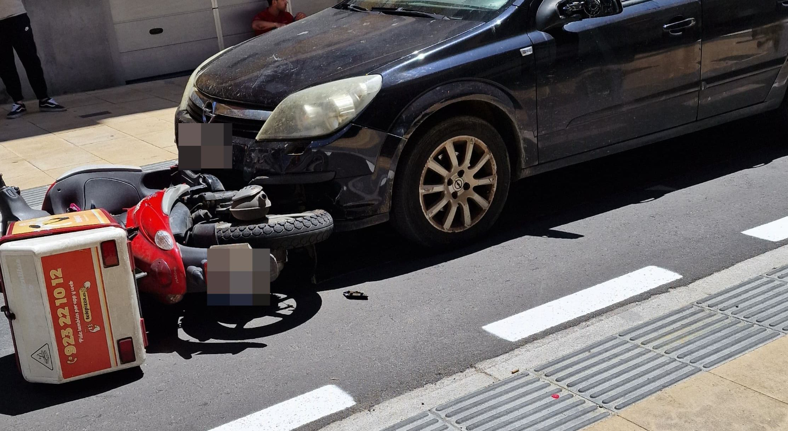 Una colisión entre una moto y un turismo moviliza a emergencias hasta la calle Fernando de Rojas