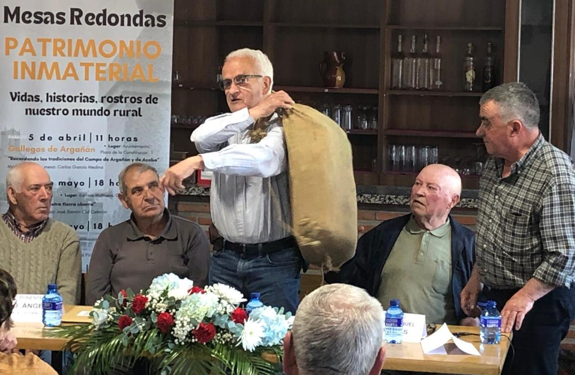 Casi 40 personas evocan historias de contrabando y minería en Navasfrías