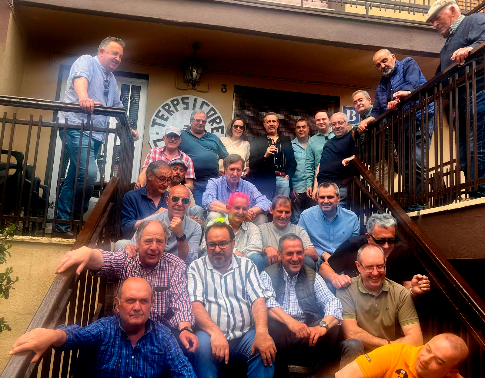 Funcionarios de la prisión de Topas arropan a su compañero Jesús González Alfonso en Navasfrías por su jubilación