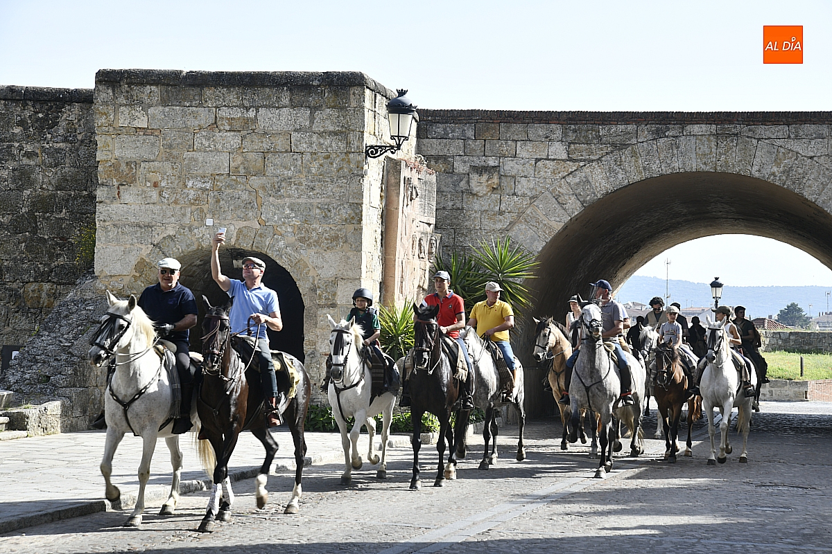 Una veintena de caballistas recorre la Ruta de las Fortificaciones de Frontera en su XIV edición