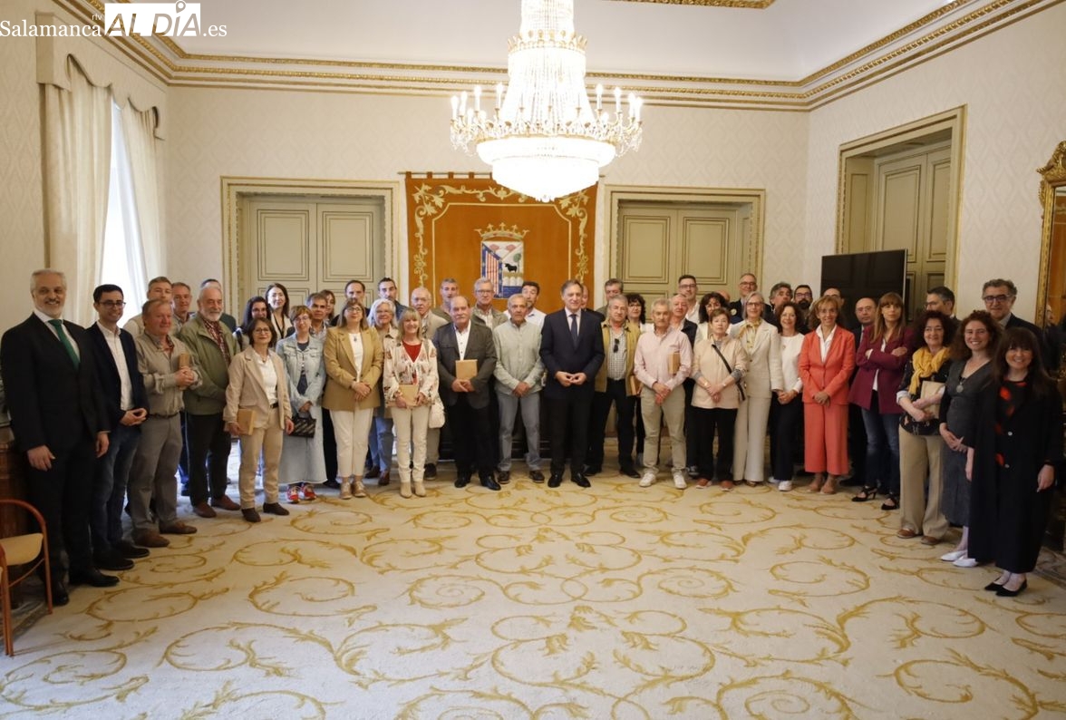 Homenaje a los 39 funcionarios municipales jubilados en el último año con motivo de la festividad de su patrona, Santa Rita