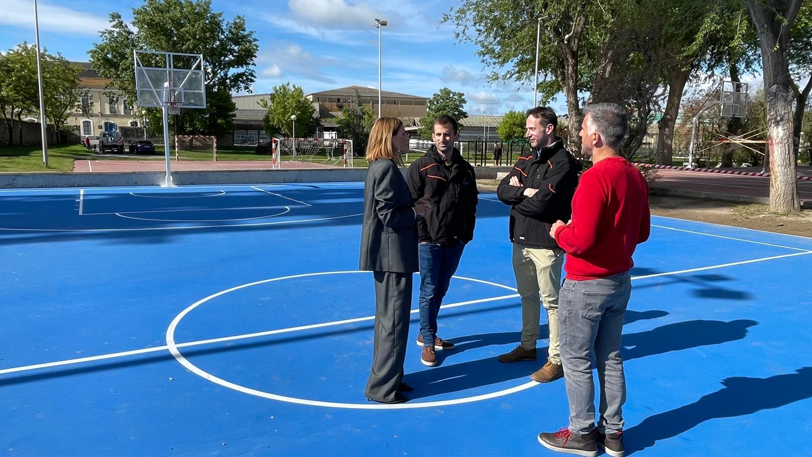 La pista de baloncesto de Jesuitas luce nueva imagen tras una inversión municipal de 45.141 euros