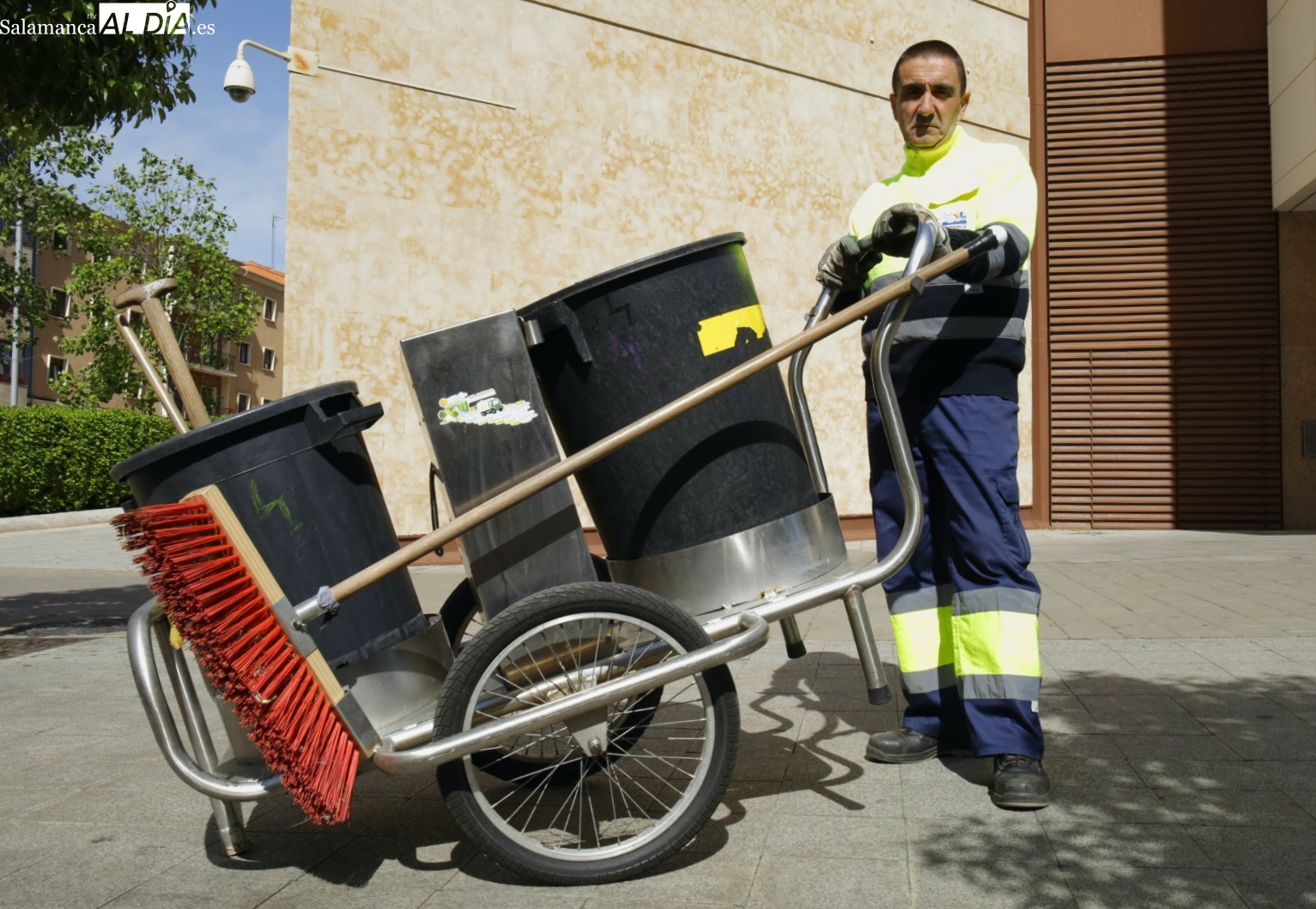 Bienvenido Herrero, tres décadas velando por la limpieza de Salamanca: La educación de la gente es brutal