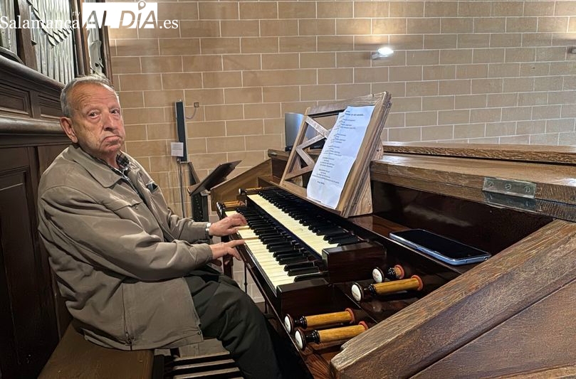 Tiene 88 años y un don que le hace llorar de emoción: la historia del organista Cervino