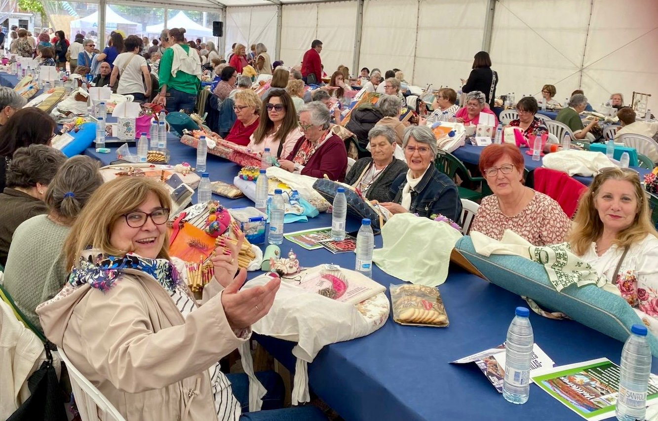 Las Encajeras de Peñaranda sorprenden con su habilidad y sus creaciones en la 4ª Feria Multilabores en Medina del Campo
