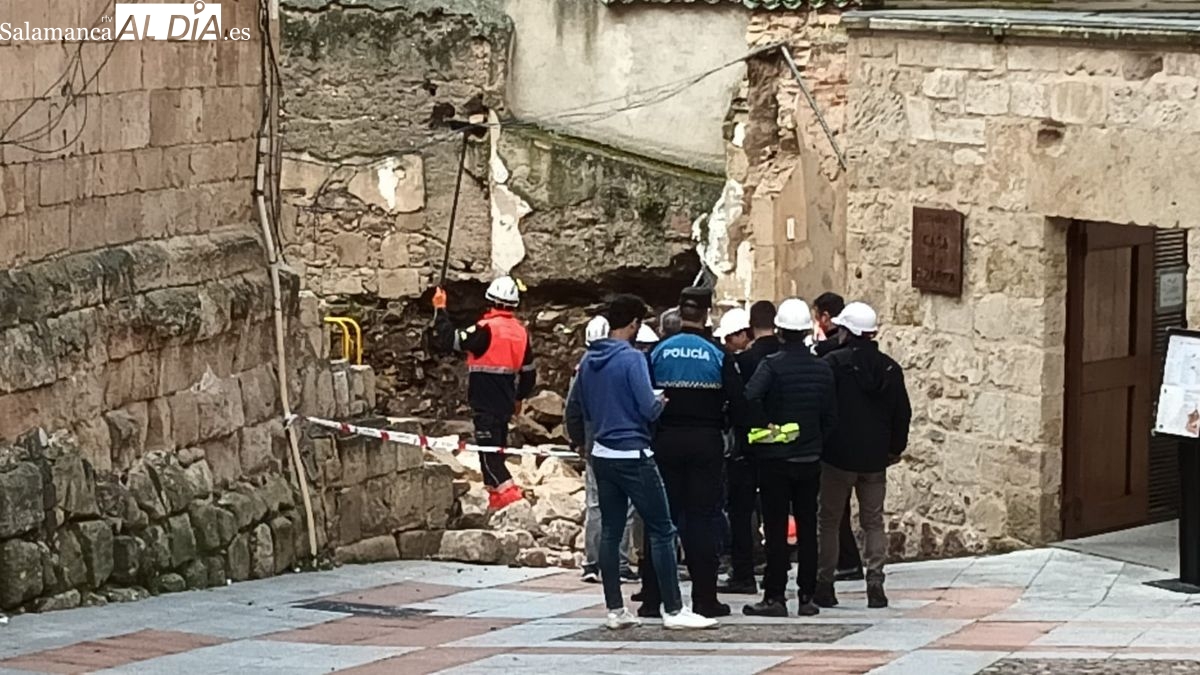 VÍDEO y FOTOS | Un muro se derrumba en la calle Tentenecio y deja a dos personas atrapadas