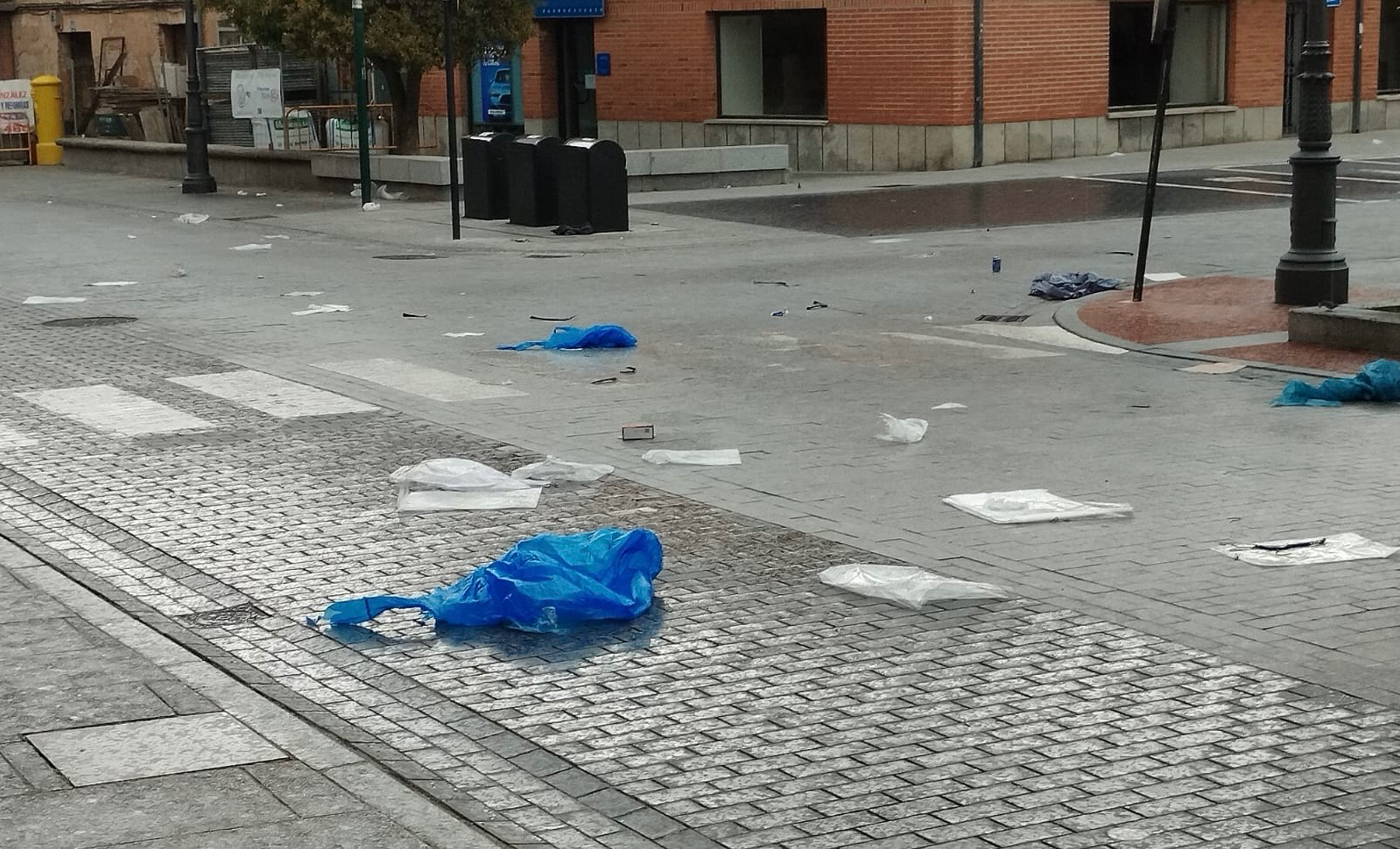 Peñaranda en Común propone medidas y pide cumplir las Ordenanzas para acabar con la suciedad generada en el mercado semanal