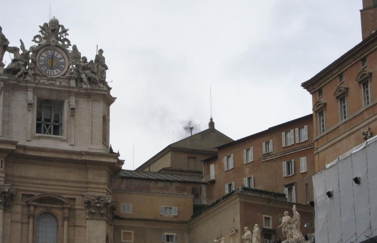 La primera fumata es negra: no hay nuevo papa y el cónclave seguirá este jueves