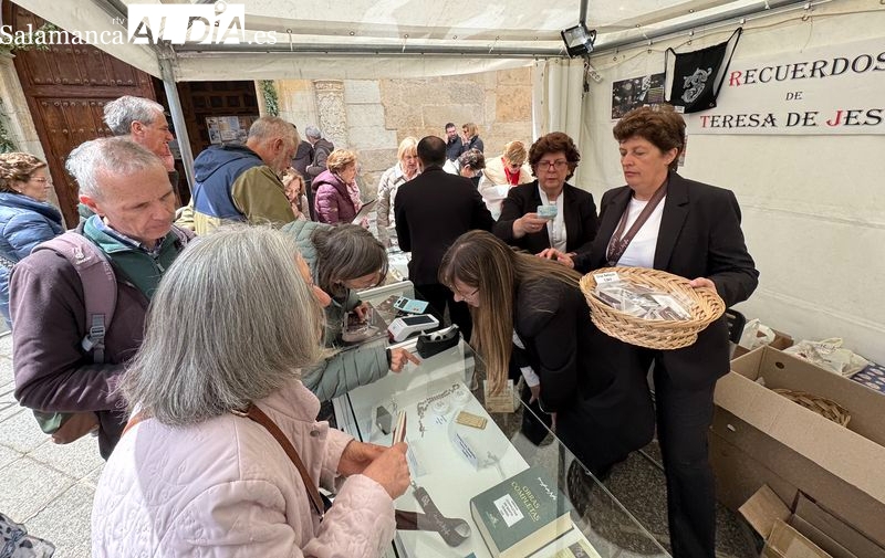 La devoción por Santa Teresa impulsa la venta de recuerdos únicos entre los peregrinos 