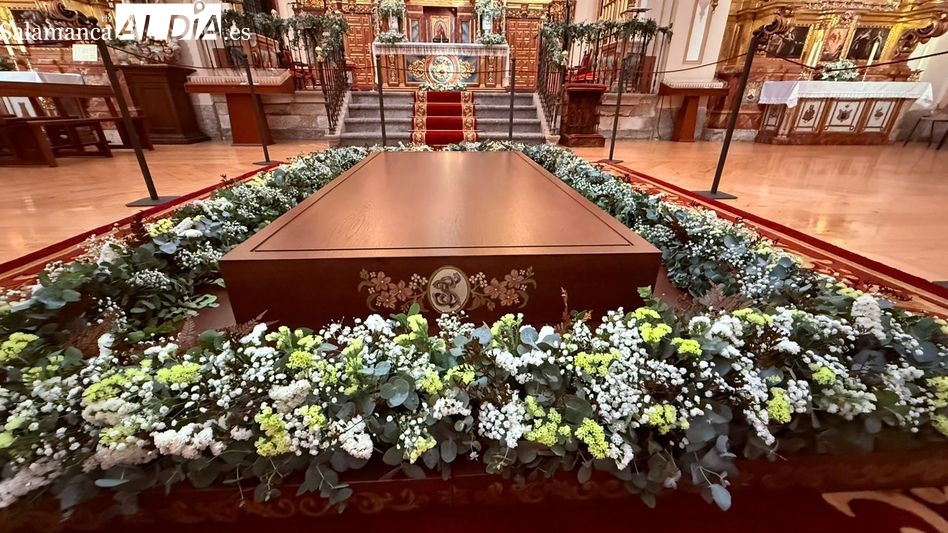 Una peana cargada de significado y de gran belleza para la veneración del cuerpo de Santa Teresa