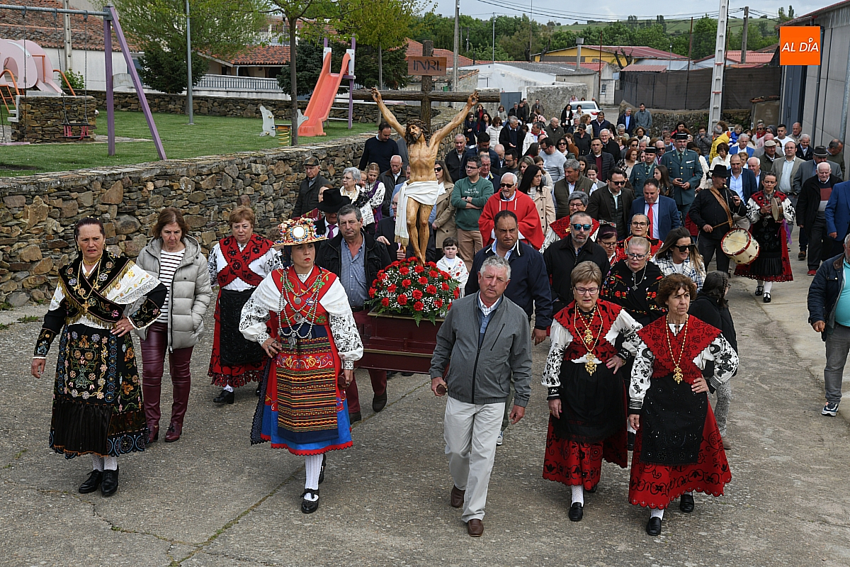 Devoción y participación en la multitudinaria procesión de la Santa Cruz en Saelices el Chico