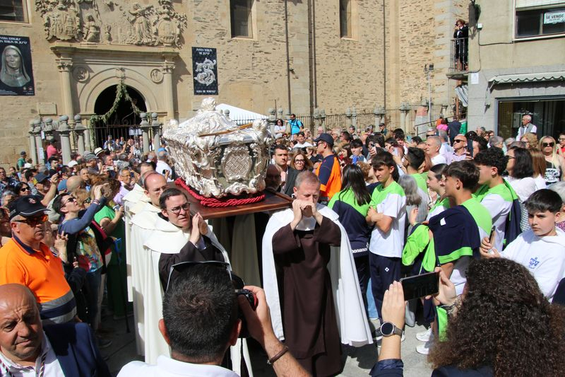 VÍDEO y FOTOS | Un tesoro en procesión: la urna de plata de Santa Teresa procesiona por primera vez en la historia de Alba