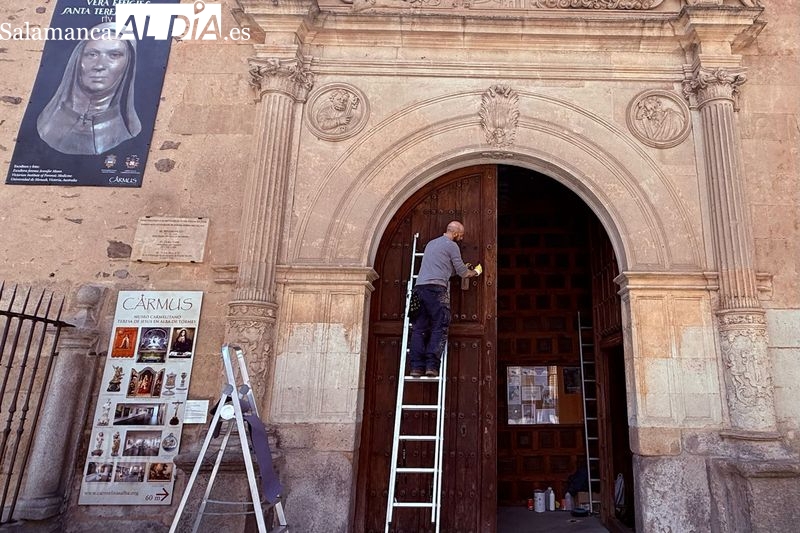 Las puertas por las que entró Santa Teresa recuperan su esplendor original