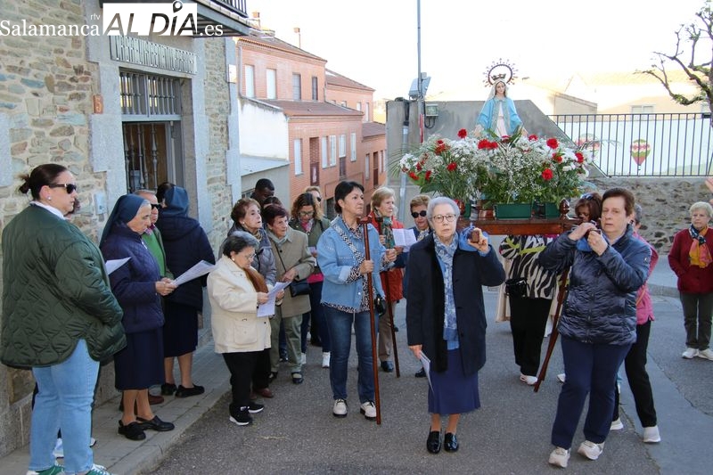 La devoción a la Virgen Milagrosa se afianza en mayo con una emotiva procesión