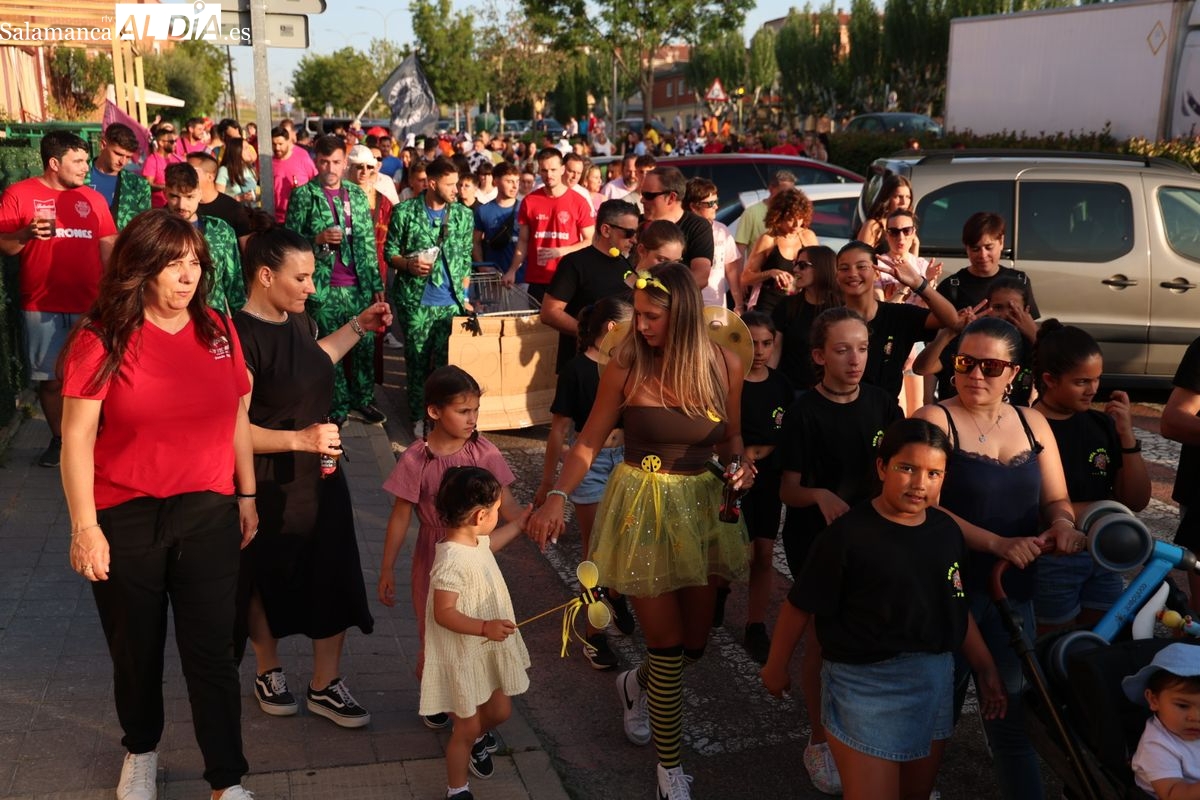 VÍDEO Y FOTOS | Villamayor estalla en fiesta: vibrante inicio de fiestas con el chupinazo y las peñas  