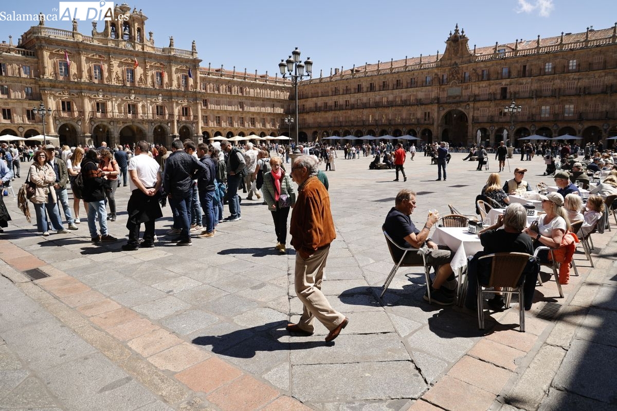 FOTOS | Salmantinos y turistas disfrutan del buen tiempo del Primero de Mayo