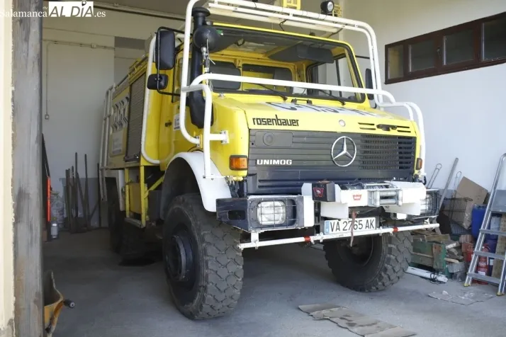 Mochilas extintoras y batefuegos. Camiones y helic&oacute;pteros: As&iacute; se lucha contra el fuego en Salamanca | Imagen 1