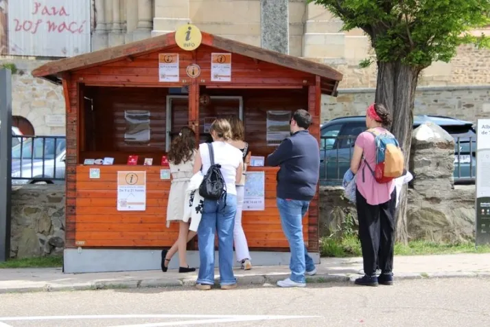 Alba de Tormes en ebullici&oacute;n: Miles de peregrinos llenan la villa ducal   | Imagen 2