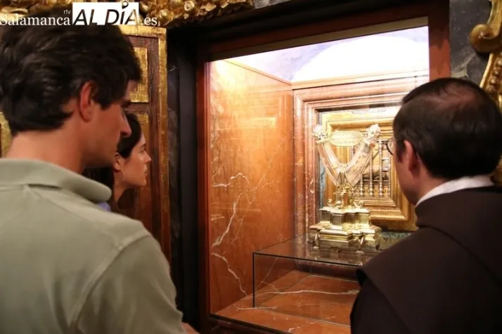 Los Duques de Hu&eacute;scar, Fernando Fitz-James Stuart y Sof&iacute;a Palazuelo, veneran a Santa Teresa | Imagen 1