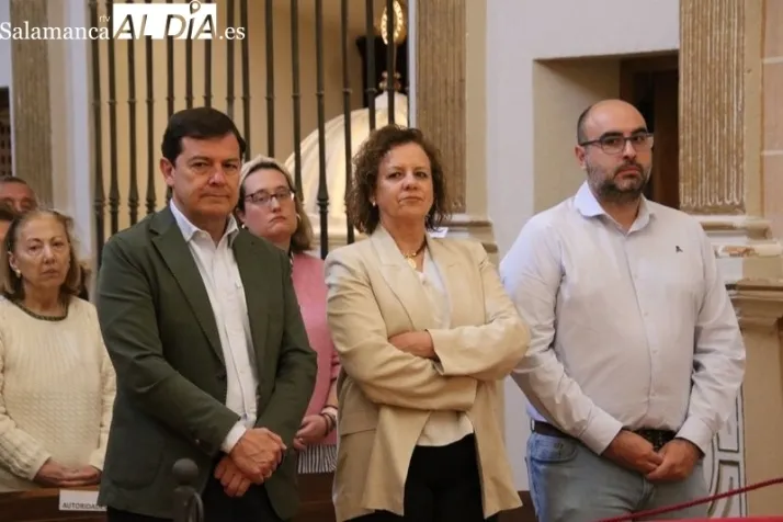 Alfonso Fernandez Mañueco y su mujer en Alba