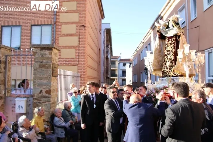 Santa Teresa camina entre una marea de fieles: procesión de récord y sentimientos a flor de piel en Alba | Imagen 1