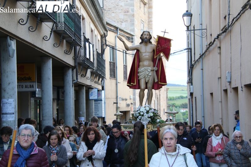 La cofradía de la Vera Cruz lleva la luz de la Resurrección a las calles de Alba de Tormes  