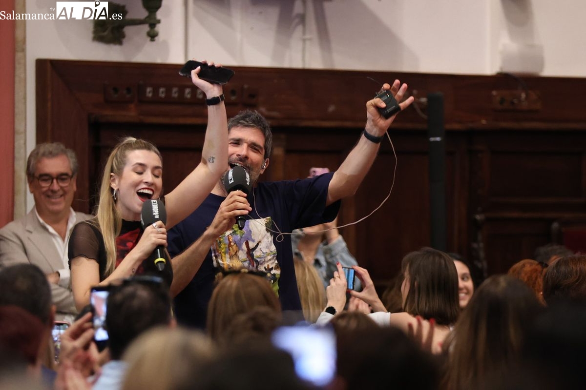 FOTOS | Cuerpos especiales desata las carcajadas en el Paraninfo de la Universidad de Salamanca