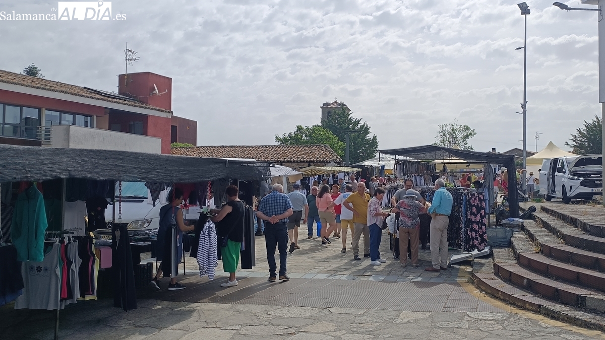 Trabanca celebra con éxito su mercadillo mensual superando las expectativas de público y puestos