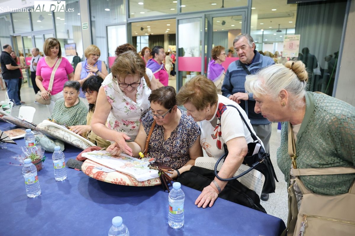 FOTOS | El arte del encaje de bolillos toma el Palacio de Congresos de Salamanca