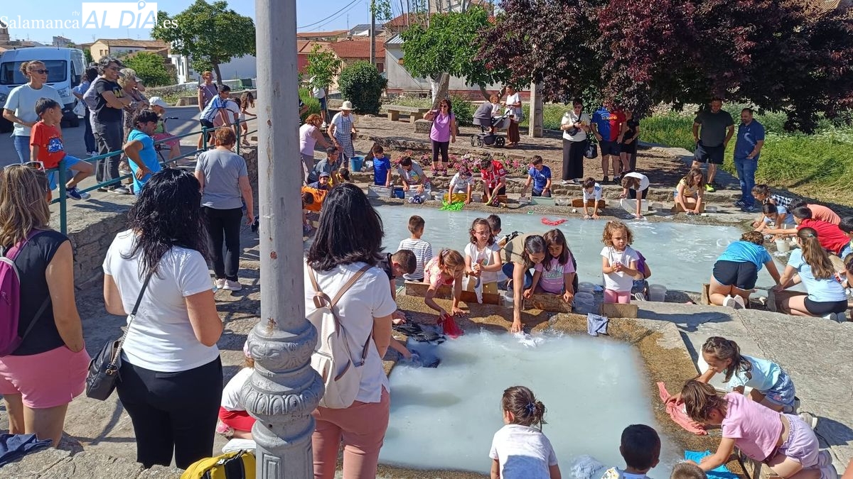 El agua protagoniza el Día de las Lavanderas para diversión de los niños y niñas de Lumbrales