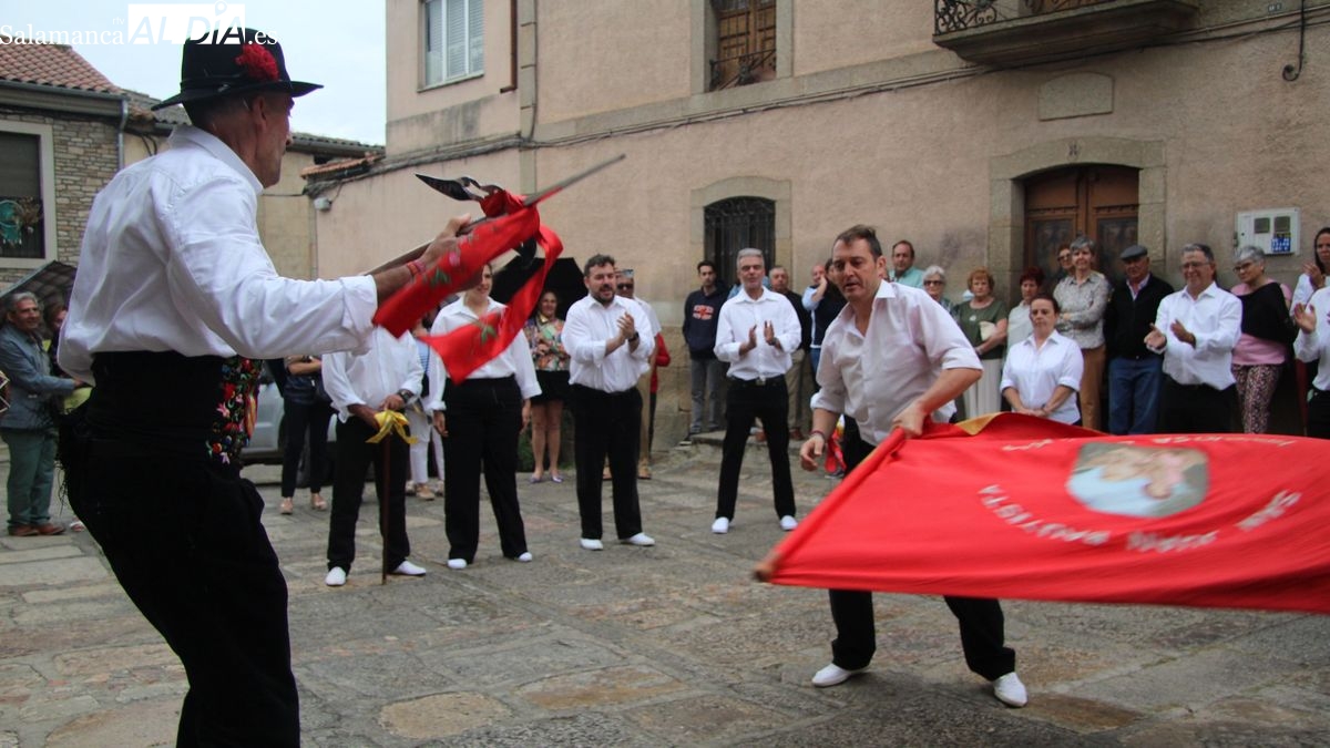 Hinojosa de Duero vibra con el baile de la bandera en la fiesta de San Juan Bautista