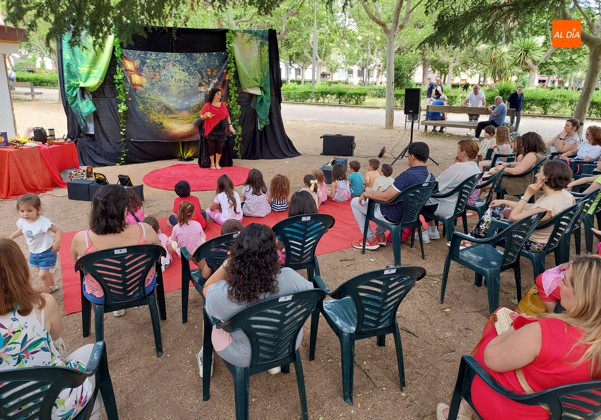 Charo Jaular conciencia sobre la desigualdad mediante un cuentacuentos en La Glorieta