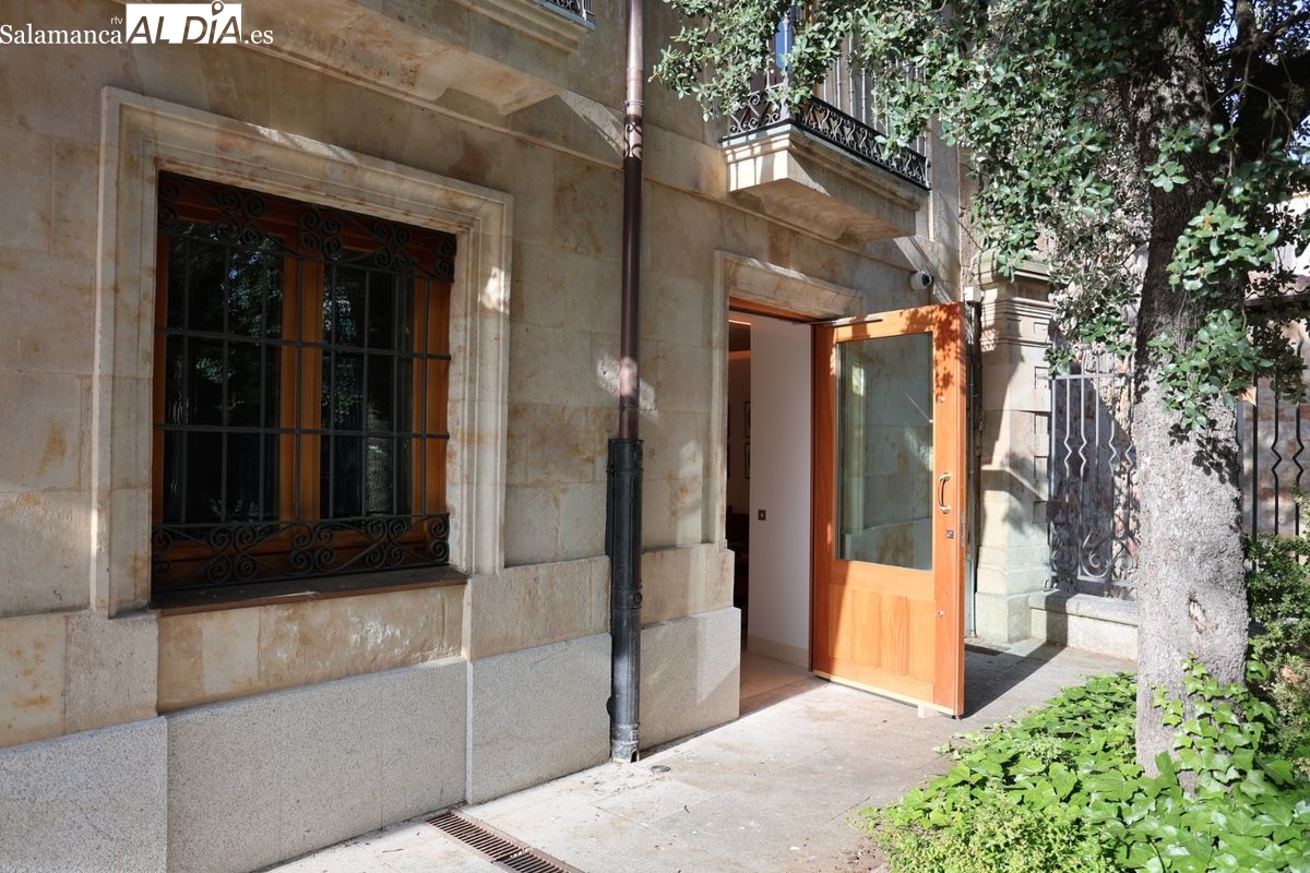 El Centro de Estudios Salmantinos inaugura un nuevo acceso a la torre del Clavero desde la plaza de Colón