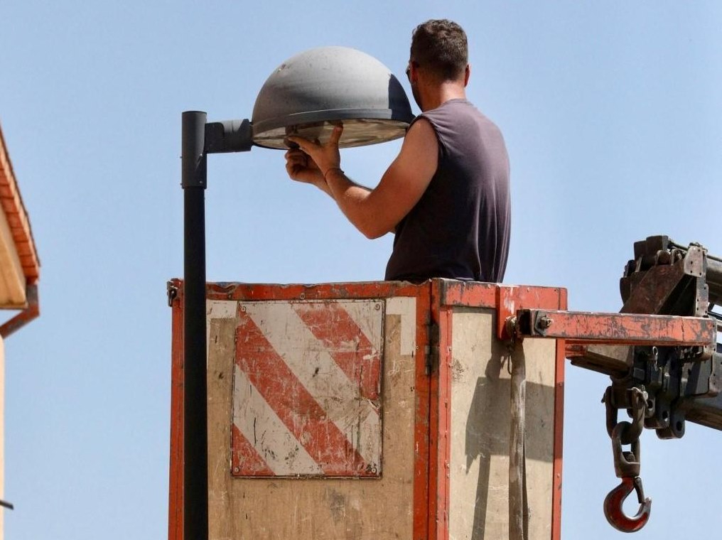 Fuentes de Oñoro renueva 74 luminarias del alumbrado público