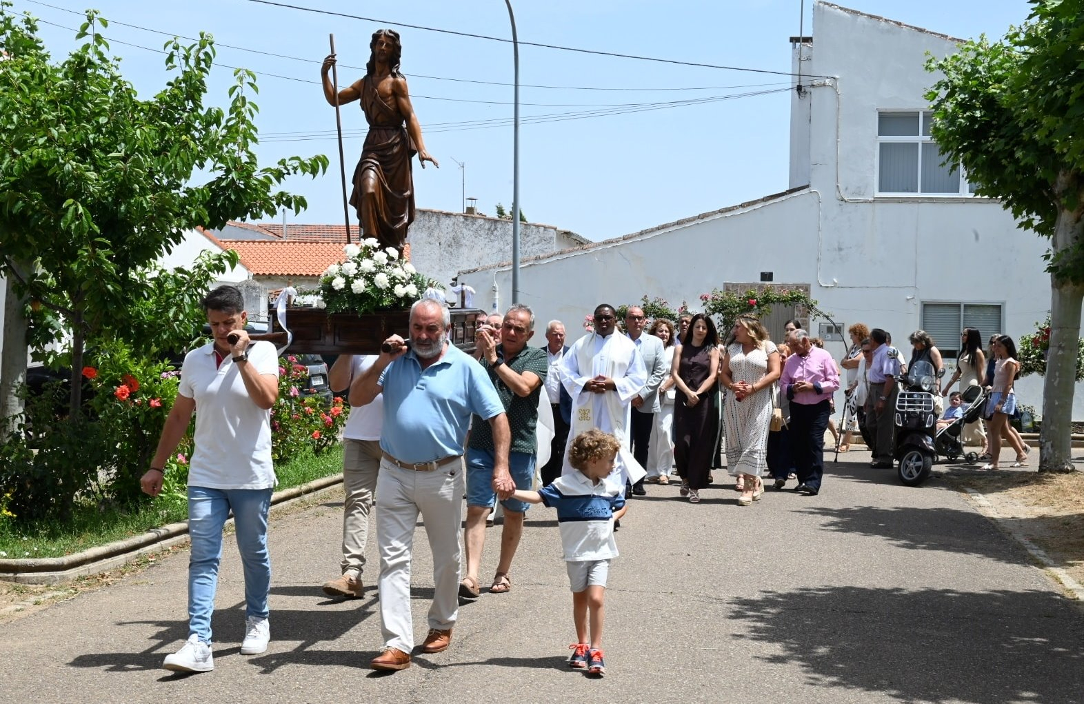 Los vecinos de Sanjuanejo procesionan a su patrón