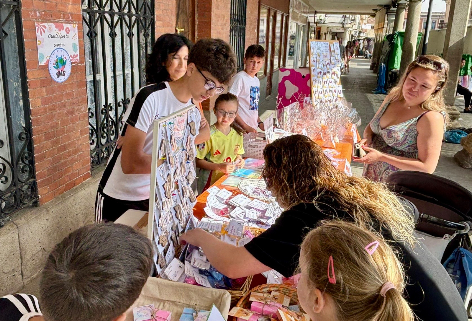 El Seve lleva su original empresa ‘Fabricando Ilusiones’ y sus productos artesanales al mercadillo