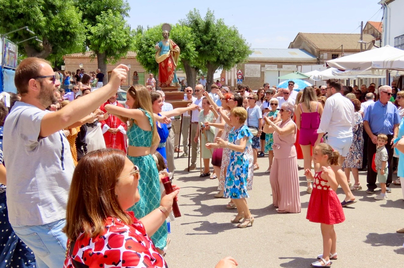 Paradinas llena sus calles de ambiente y bailes para honrar a su patrón, San Pedro Apóstol