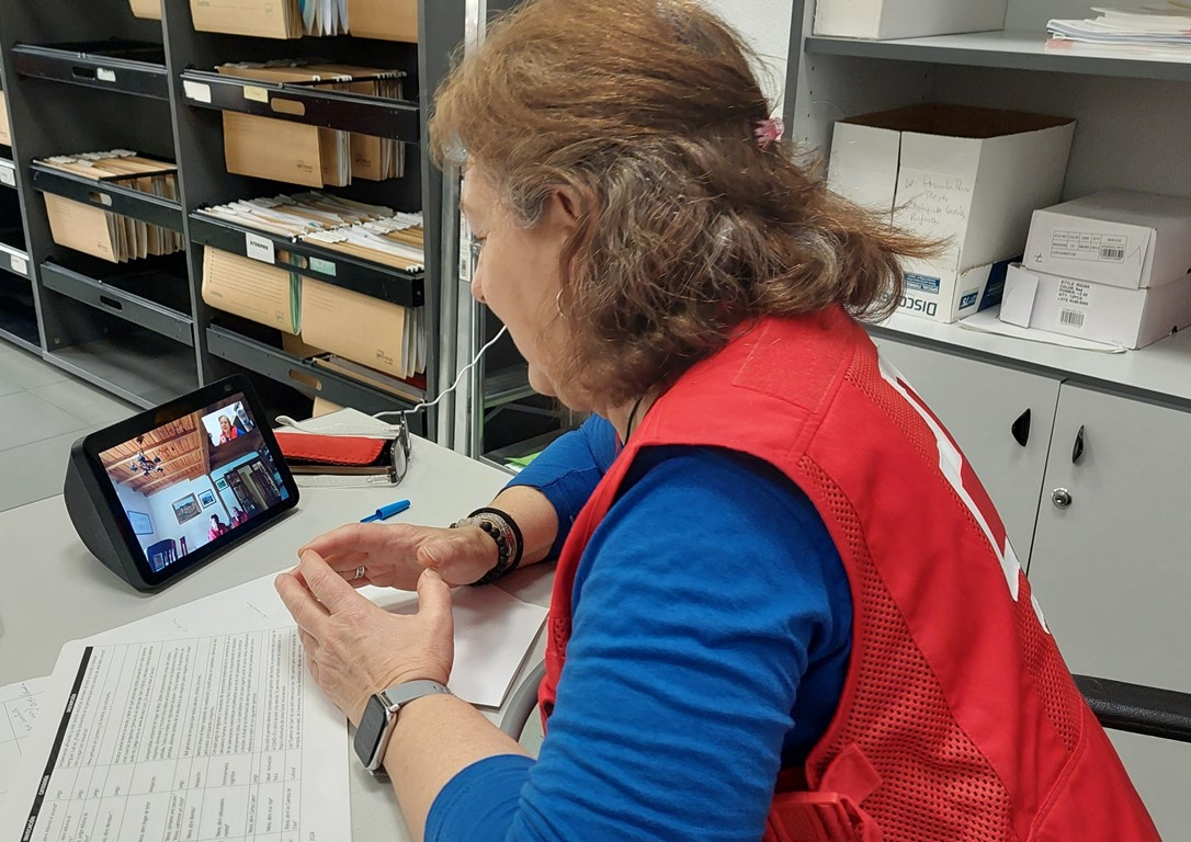 Cruz Roja dota de asistentes de voz a 41 mayores de 65 años de Miróbriga y comarca