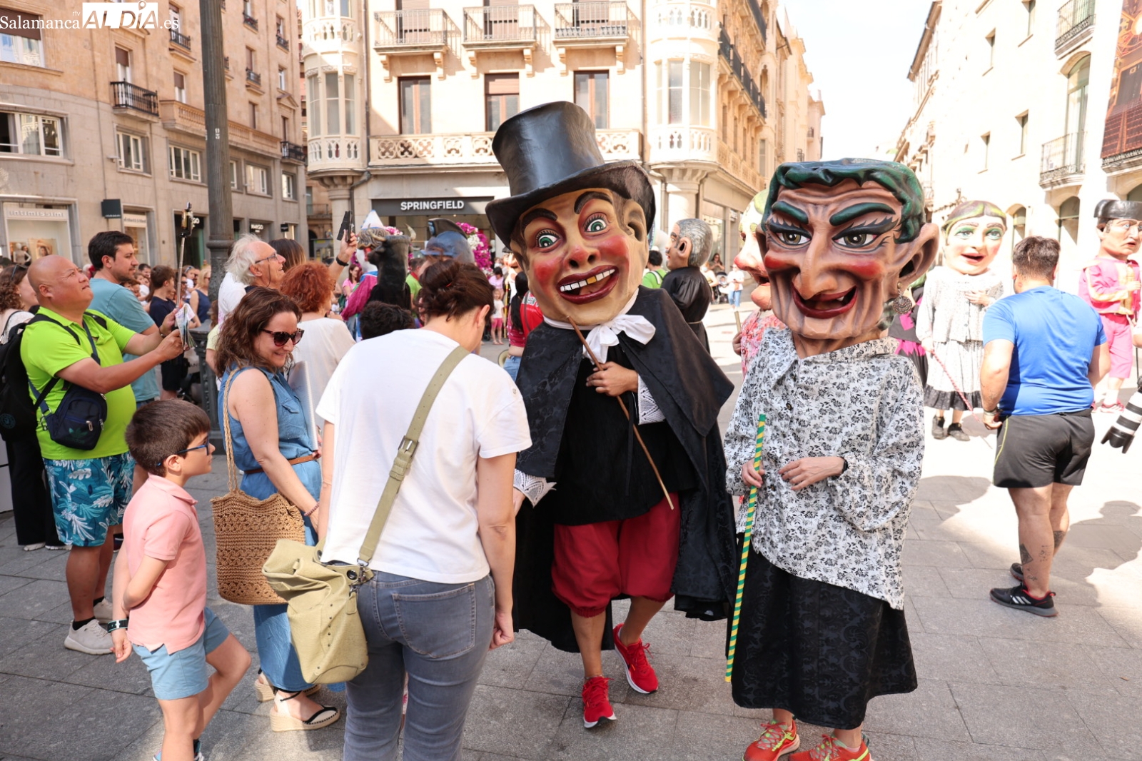 VÍDEO y FOTOS | Los cabezudos dan el pistoletazo de salida a las fiestas de San Juan de Sahagún